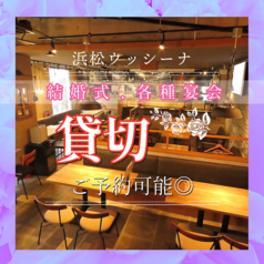 開放感のある落ち着いた空間です♪プロジェクターやマイク、音響機器各種ご用意しております。（写真）